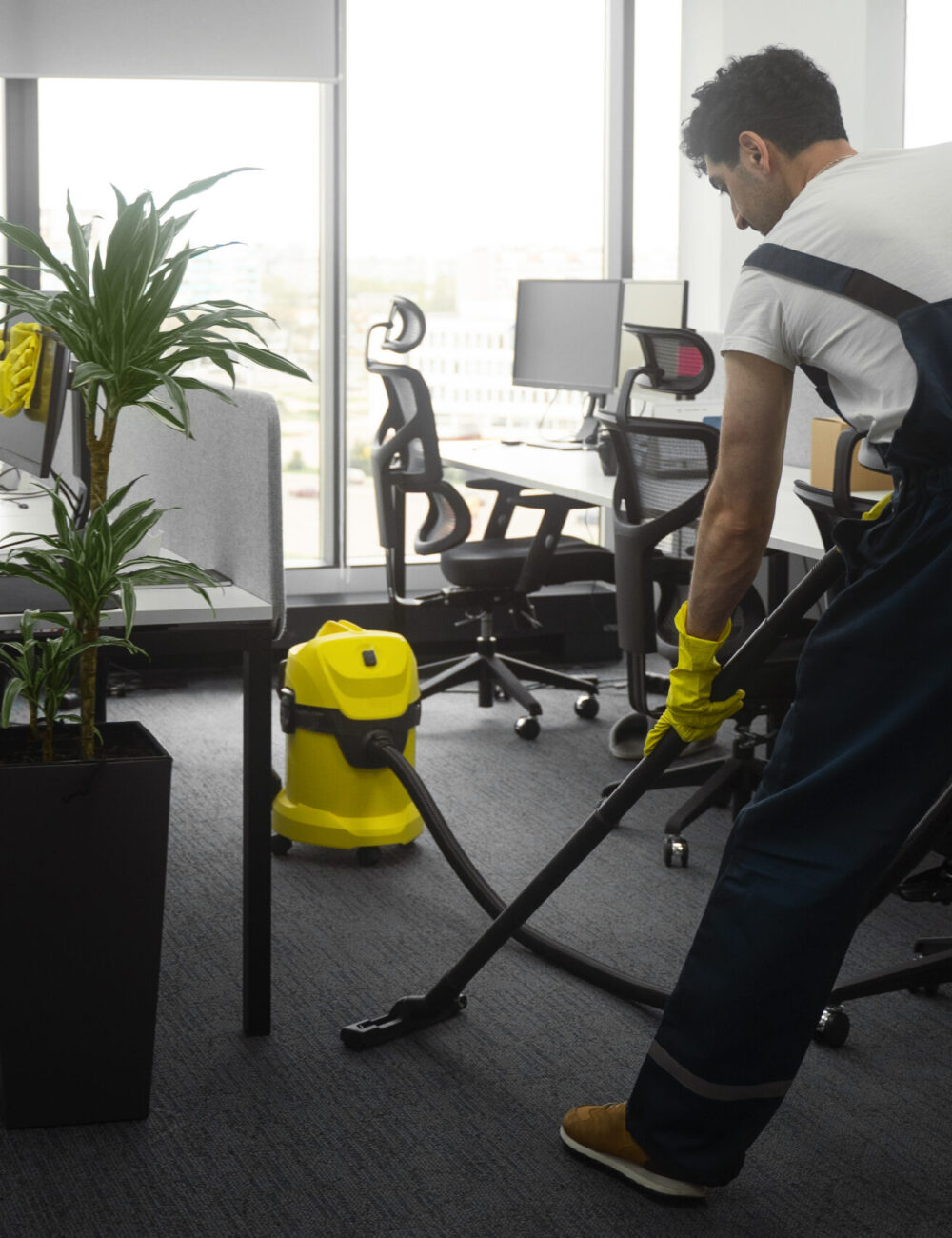full-shot-people-cleaning-office full-shot-people-cleaning-office
